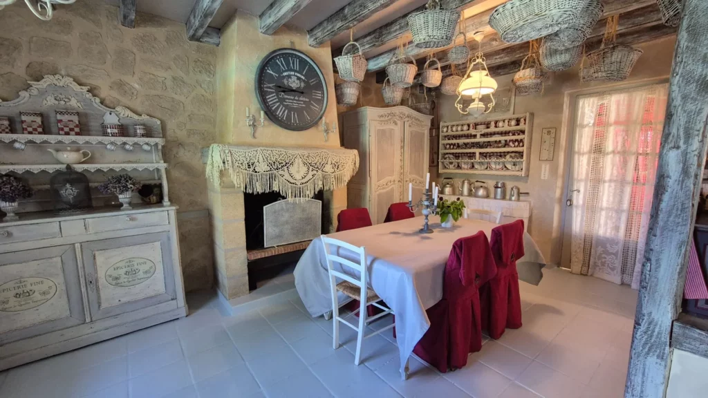 gite-sarlat-la-chaumiere-calme-piscine-dordogne-tourisme-salle-a-manger