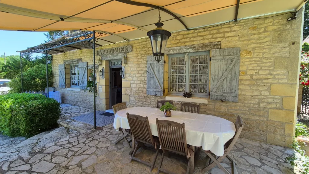 gite-sarlat-la-chaumiere-calme-piscine-dordogne-tourisme-table
