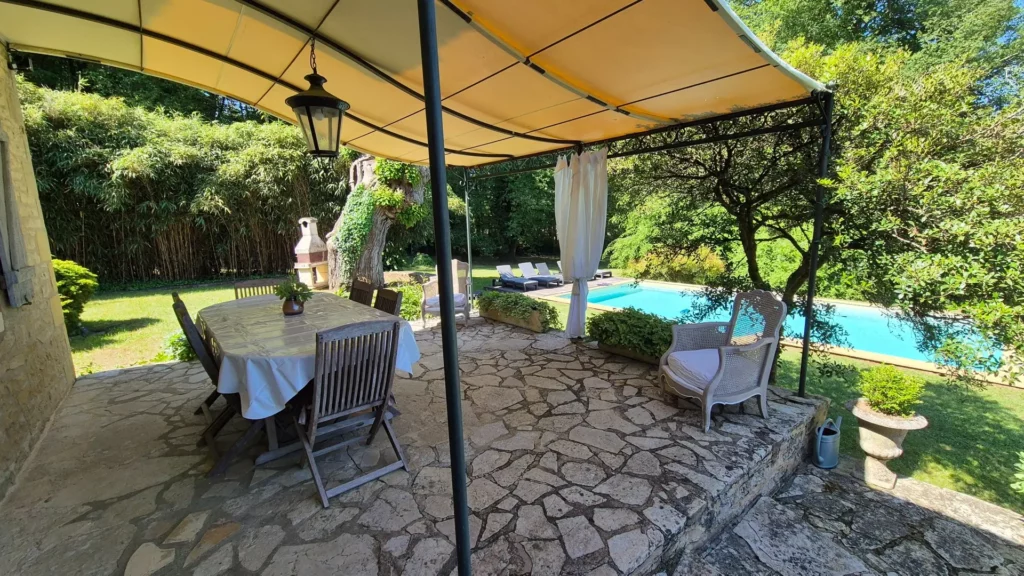 gite-sarlat-la-chaumiere-calme-piscine-dordogne-tourisme-terasse